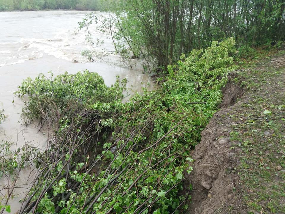 Угроза прорыва дамбы возникла на реке Черемош