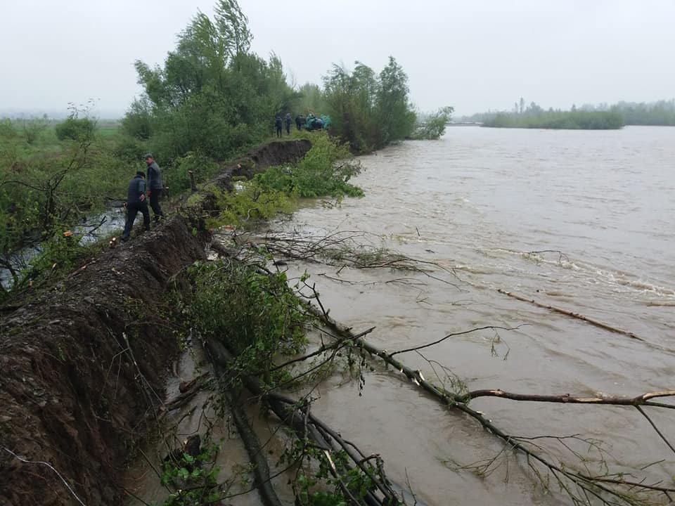 Загроза прориву дамби виникла на річці Черемош 