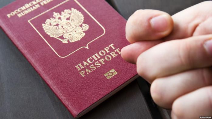 Україна не платитиме пенсії та соцвиплати отримувачам російських паспортів в ОРДЛО, фото — Радіо Свобода