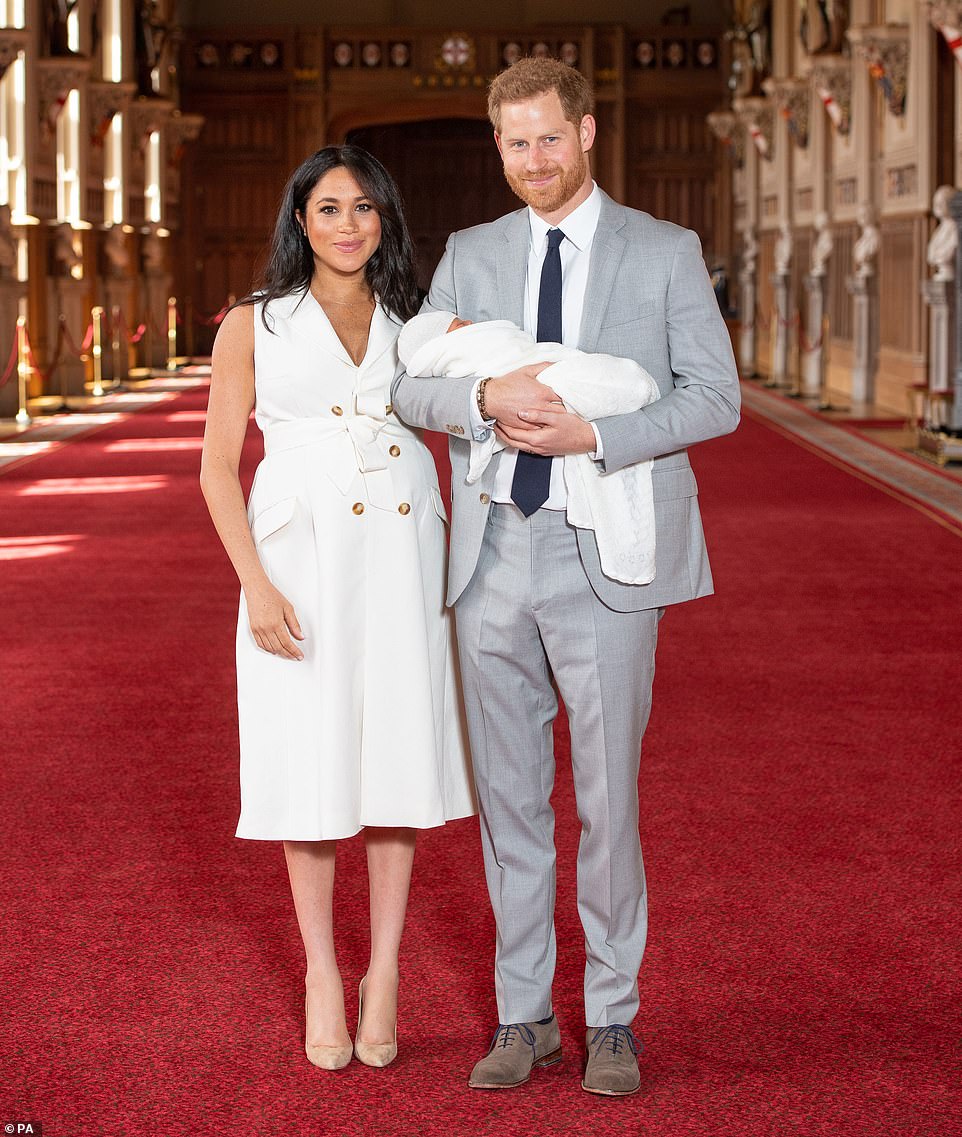 Принц Гаррі і Меган Маркл вперше показали свого новонародженого сина. Фото: dailymail.co.uk