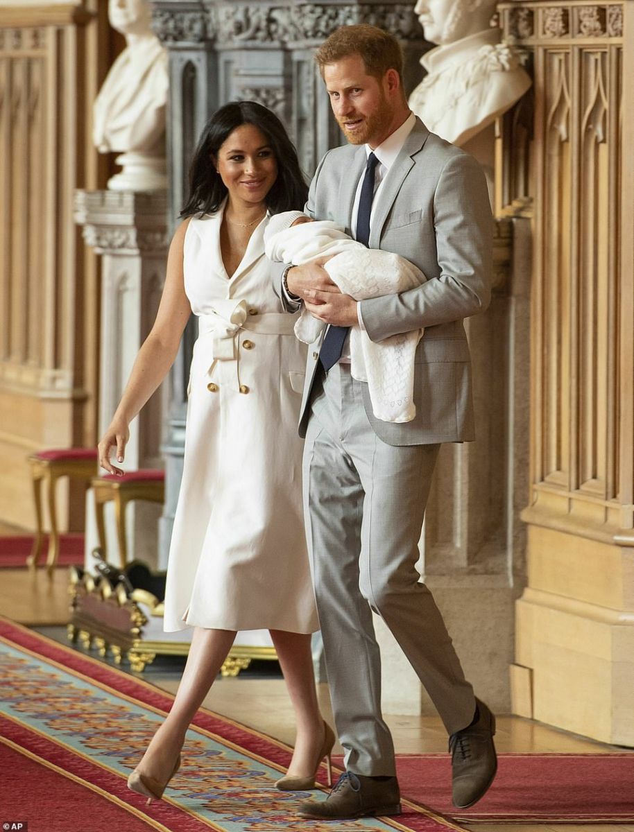 Принц Гаррі та Меган Маркл з дитиною. Фото: dailymail.co.uk
