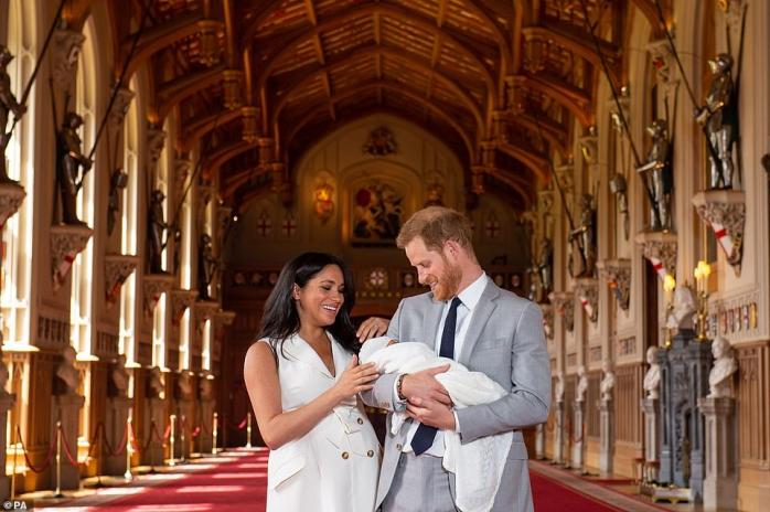 Королевский правнук: принц Гарри и Меган Маркл показали своего ребенка. Фото: Daily mail