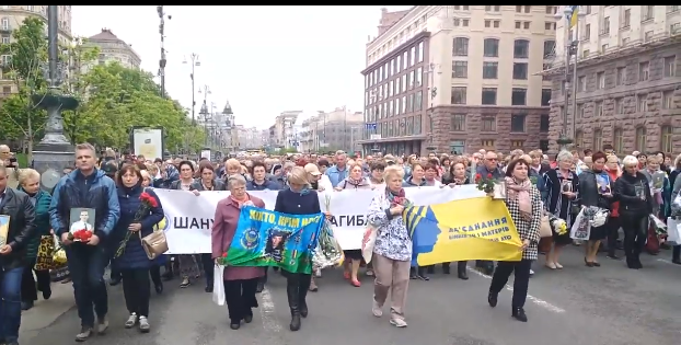 Шествие памяти состоялось в Киеве: на улицы вышли матери и жены воинов (ФОТО, ВИДЕО)