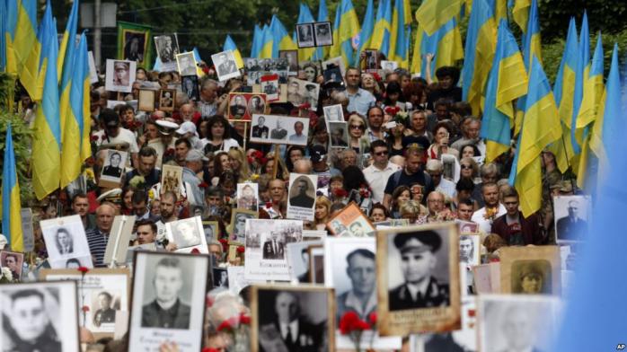 Акция «Бессмертный полк» проходит в Киеве. Фото: Голос Америки