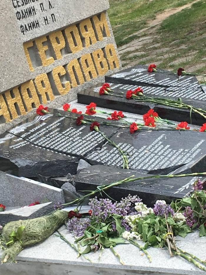 Пошкоджений пам’ятник, фото: Crimean Tatars