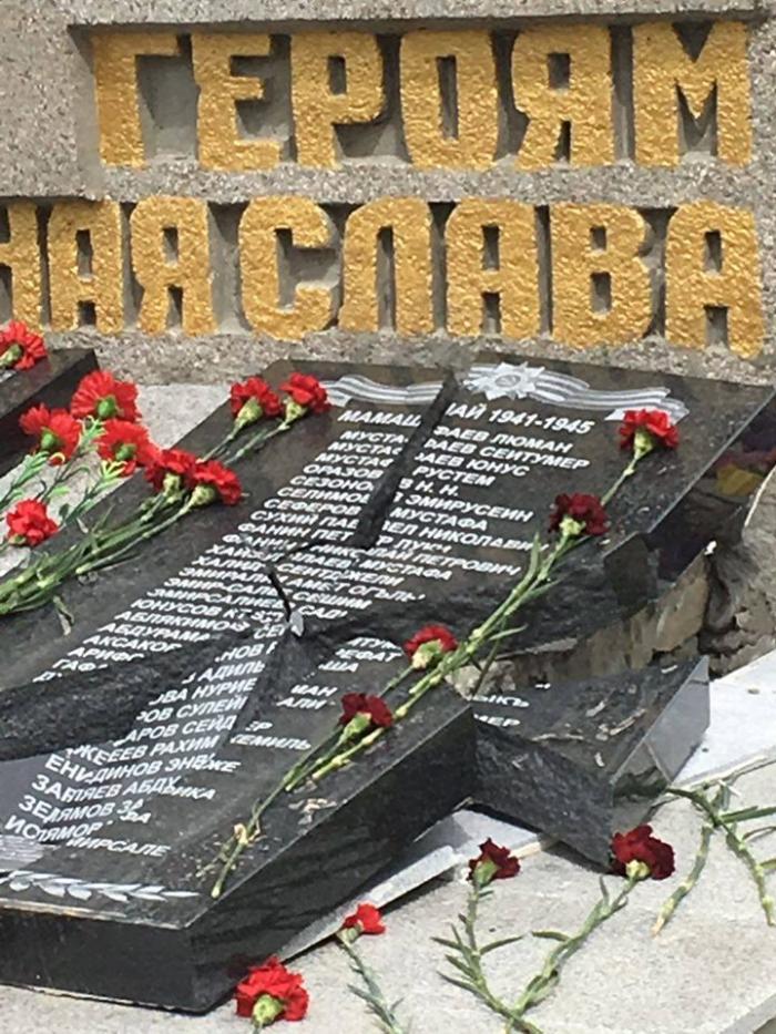 Пошкоджений пам’ятник, фото: Crimean Tatars