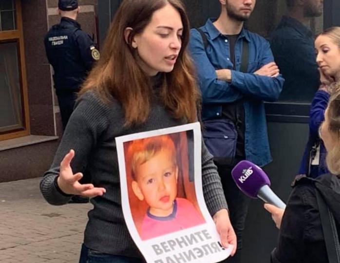 Мать ребенка считает, что за похищением стоит гражданин Дании, фото: «Укринформ»