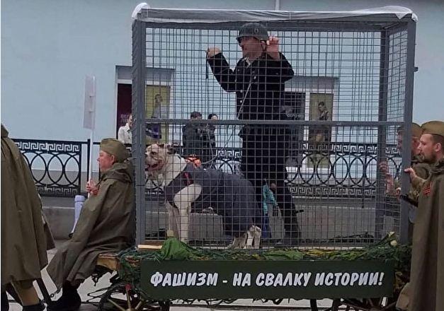 Мрак российского 9 мая: по центру Нижнего Тагила провезли клетку с «пленным немцем», фото — mstrok.ru