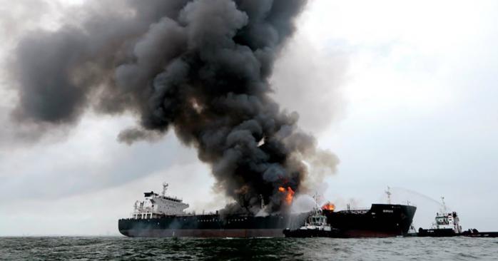 Нафтові танкери загорілися в порту ОАЕ. Фото: LiveJournal