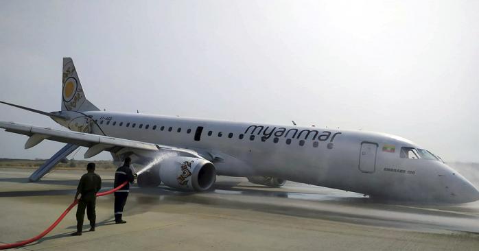 Літак здійснив жорстку посадку в М’янмі. Фото: Associated Press