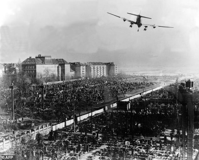 Дядя, машущий крыльями: на 70-летие снятия блокады Западного Берлина приехал летчик, который сбрасывал сладости детям, фото — AFP