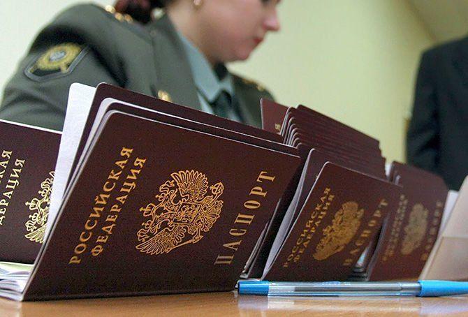 Досить тиснути: стало відомо про реакцію ЄС на роздачу російських паспортів в ОРДЛО, фото — Депо