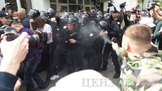 Столкновения возле МВД: у Авакова сообщили, от чего пострадали пятеро правоохранителей
