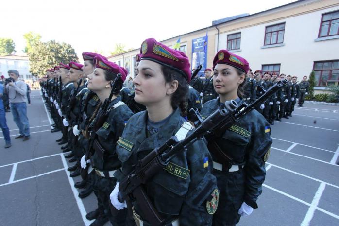 В Украине начнут набор девушек в военные лицеи. Фото: Вести