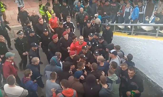 Самосуд на полі: у Вінниці вболівальники після матчу побили арбітра, скріншот відео