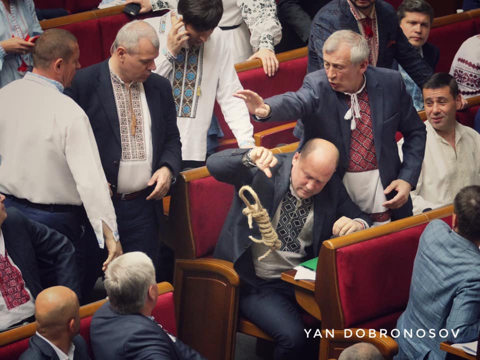 Удавки, вышиванки и траурные ленты: как депутаты дату инаугурации принимали, фото — Ян Доброносов