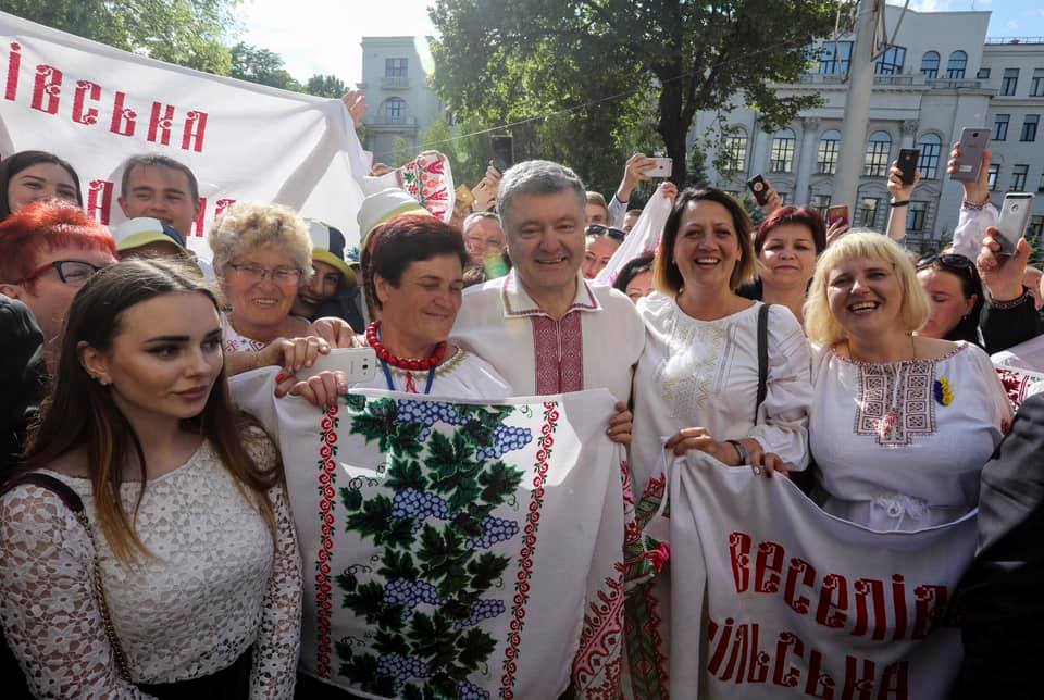 Порошенко і Зеленський у вишиванках: президенти похизувалися фото у національному вбранні