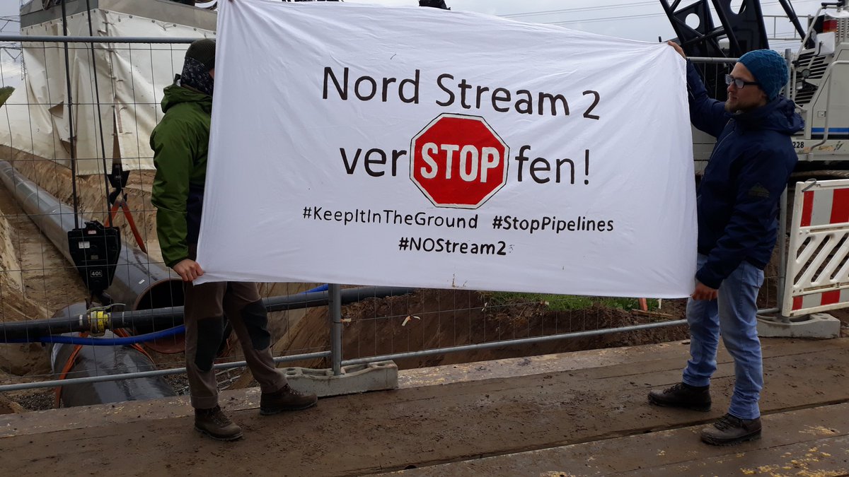 «Північний потік-2» заблоковано: еко-активісти залізли в трубу з'єднувального газогону, фото — Твіттер Climate Justice Greifswald