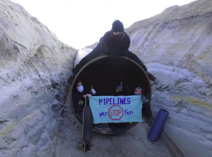 «Северный поток-2» заблокирован: эко-активисты залезли в трубу соединительного газопровода, фото — Твиттер Climate Justice Greifswald