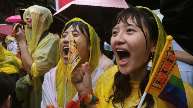 Тайванці стоять під дощем в очікуванні дозволу на одностатеві шлюби. Фото: twitter/ATLFM1005