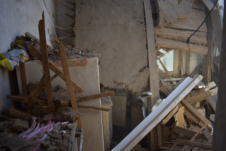 Боевики обстреляли 122-м калибром Золотое, людей спасло чудо, фото — ООС