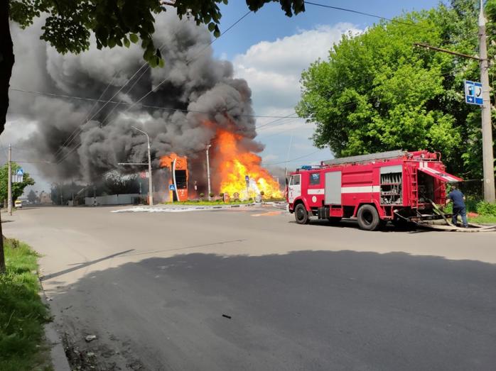 В пожаре на заправке в Житомире пострадали люди, сгорели несколько авто. Фото: Facebook/Сергій Неділько