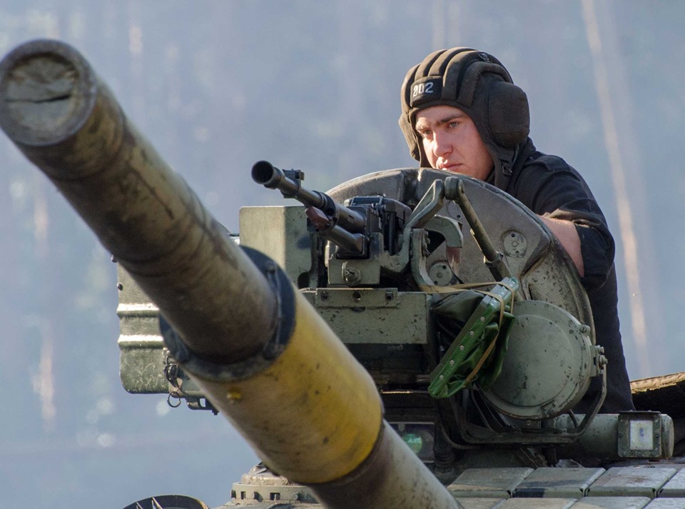 Объединенные силы провели в Донбассе зрелищные учения танкового резерва, фото — ООС