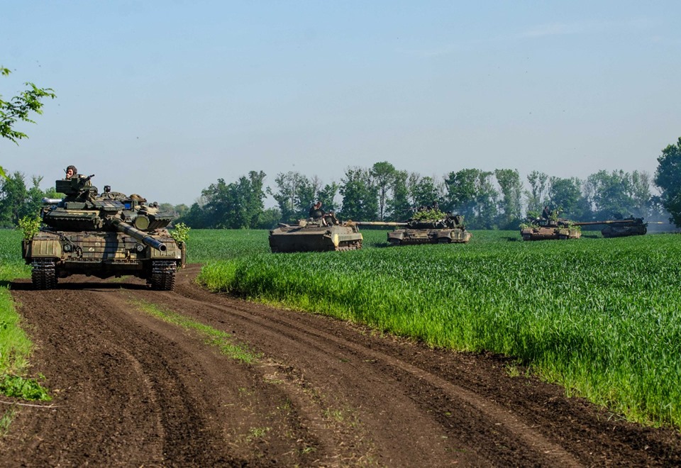 Объединенные силы провели в Донбассе зрелищные учения танкового резерва, фото — ООС