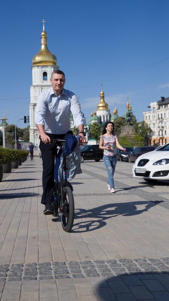 Кличко приехал на инаугурации Зеленского на велосипеде, фото — Твиттер Кличко