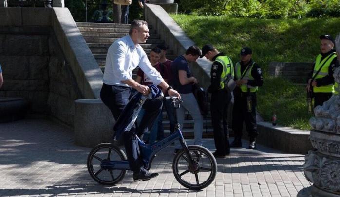Кличко приехал на инаугурацию Зеленского на велосипеде, фото — Твиттер В.Кличко