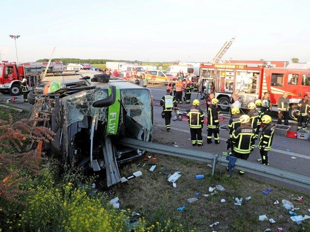 В Германии перевернулся автобус, есть погибший и десятки раненых. Фото: Jan Woitas / dpa