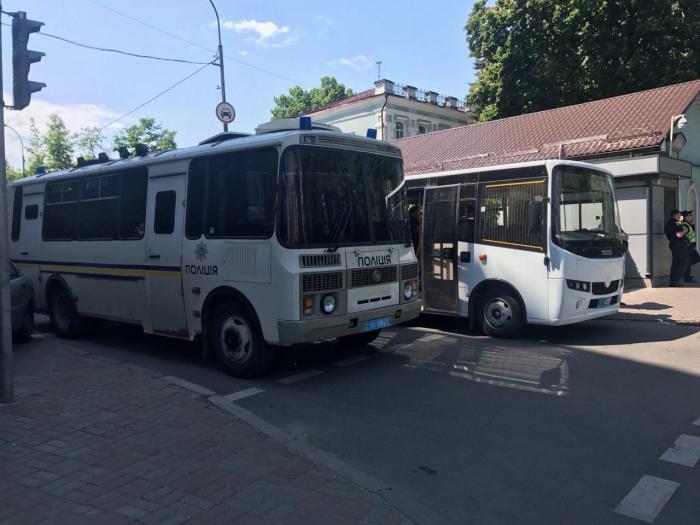 Перекрытый из-за инаугурации Зеленского Киев. Полицейские автобусы у посольства Китая. Фото: «Ракурс»