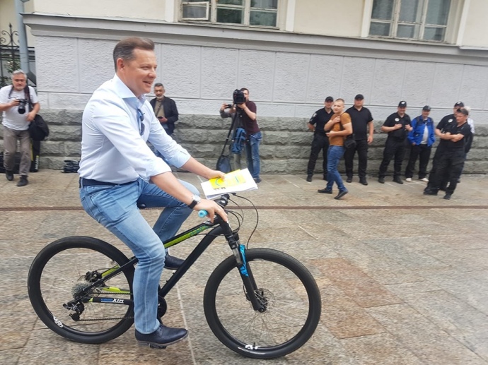 Ляшко приехал к Зеленскому на велосипеде. ФОТО: Богдан Амінов / УП