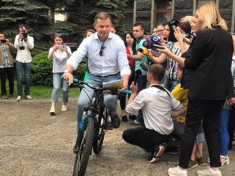 Ляшко приехал к Зеленскому на велосипеде. ФОТО: Анна Стешенко / Facebook