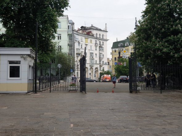 В Киеве открыли ворота Администрации президента. Фото: УП