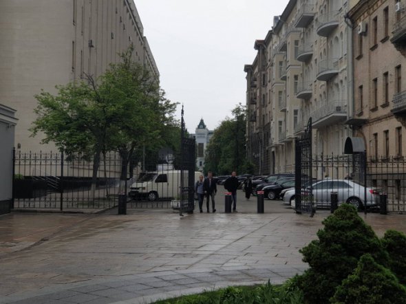 В Киеве открыли ворота Администрации президента. Фото: УП