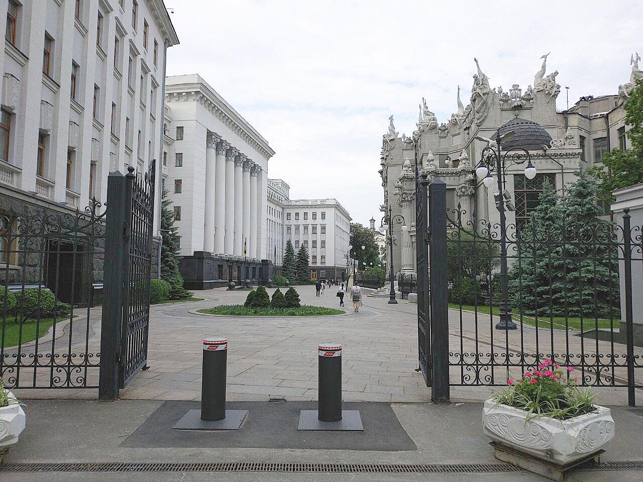 В Киеве открыли ворота Администрации президента. Фото: Vasiliy Apasov