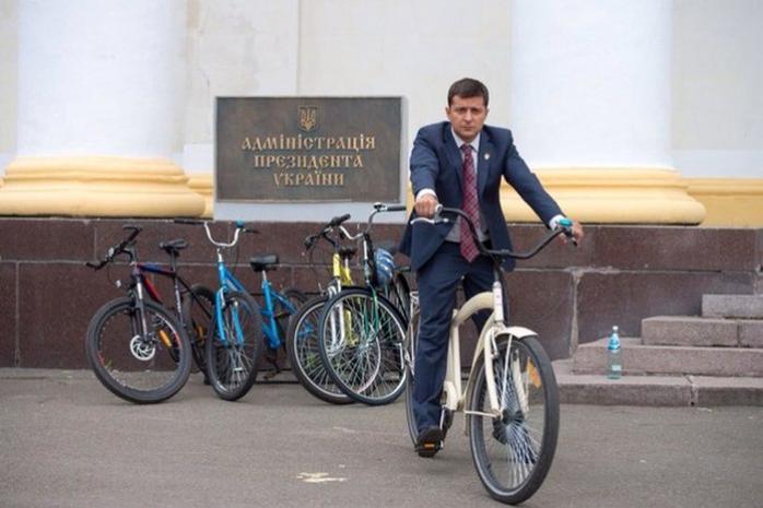 В Киеве открыли для прохода граждан ворота Администрации президента. ФОТО: Фокус.ua