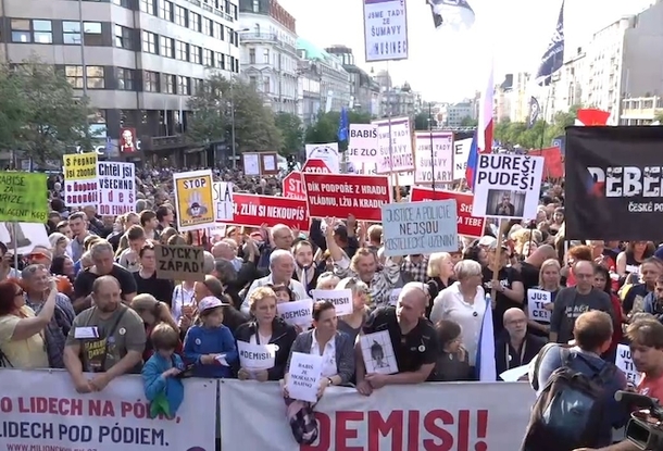 Протести в Празі: 50 тисяч людей проти Бенешової і Бабіша. Фото: Novinky.cz