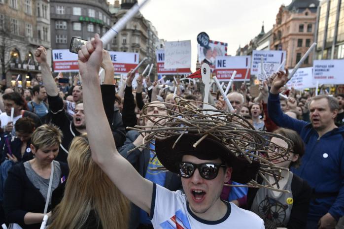 Масові протести охопили Прагу: на антиурядовий мітинг вийшли 50 тис. чехів. Фото: Novinky.cz
