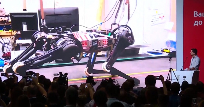 Зеленский показывает испытания робота. Фото: youtube