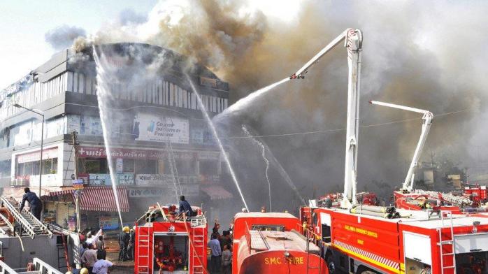 Стрибали з верхнього поверху: жертвами пожежі в торговельному центрі Індії стали 17 осіб. Фото: twitter/ferozwala