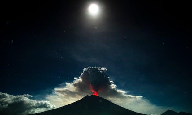 На Бали произошло мощное извержение вулкана. Фото: Nagi/EPA