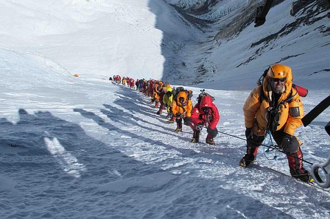 На Эвересте за неделю погибли 10 альпинистов, фото — Инсайдер