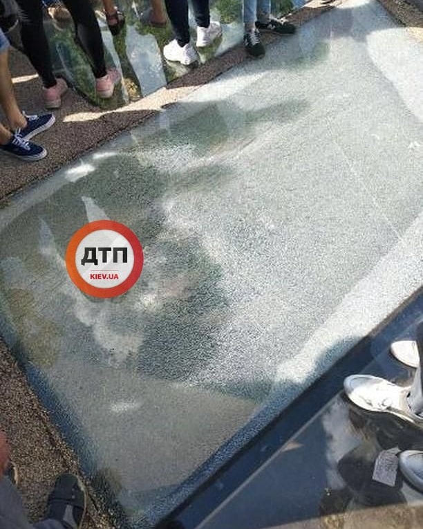 Пошкодження «скляного» мосту в Києві, фото: dtp.kiev.ua