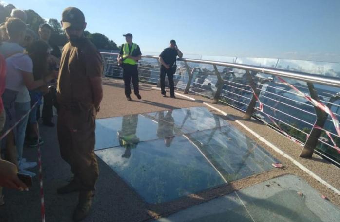 Повреждения «стеклянного» моста в Киеве, фото: Полиция Киева