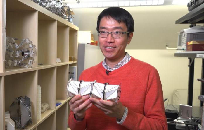 Джинко Янг демонстрирует созданную бумажную модель, фото: Университет Вашингтона