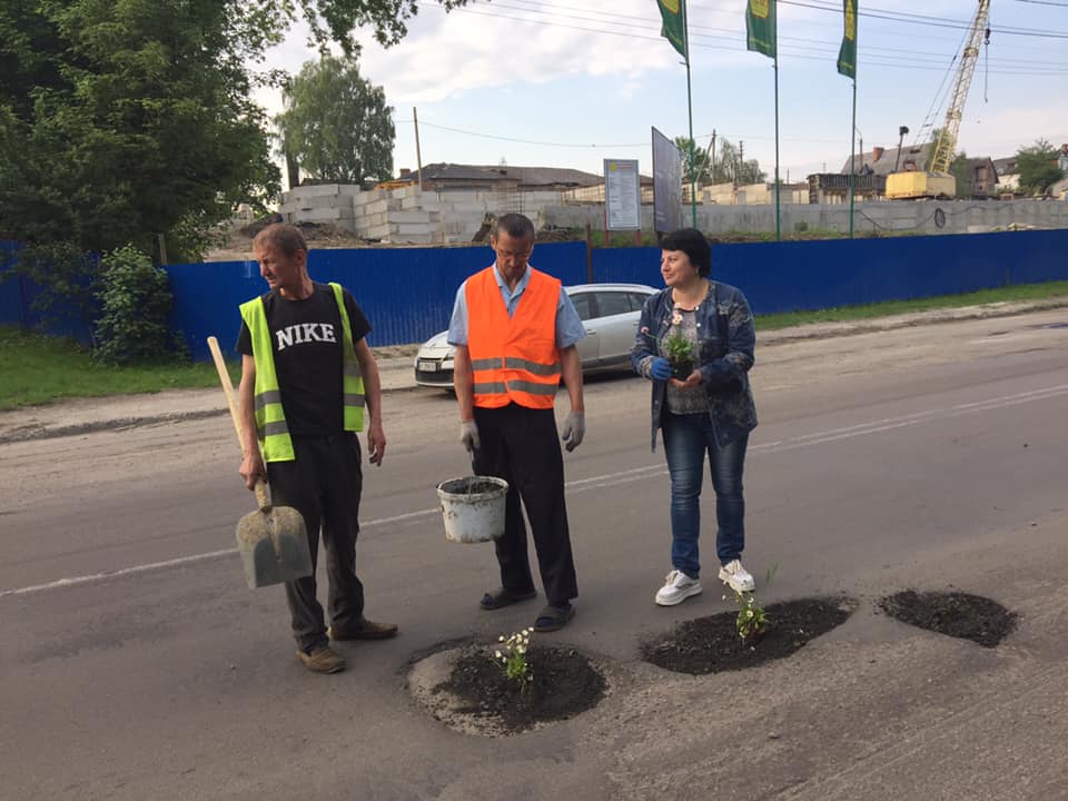 Ямы на дорогах в Луцке залатали цветами, фото — Фейсбук «Развитие микрорайонов города»