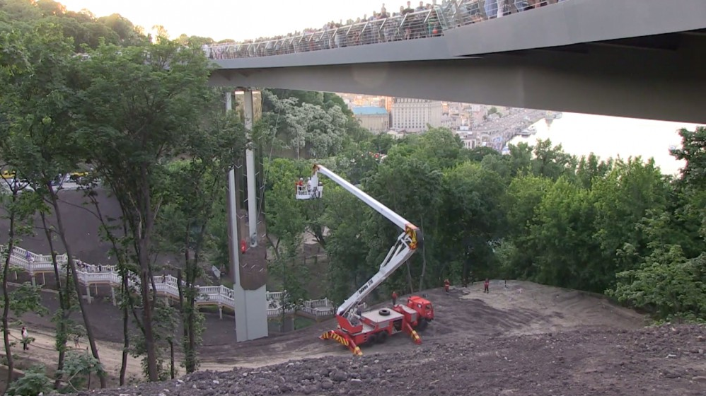 В Киеве повредили новооткрытый «стеклянный» мост, фото: kiev.klichko.org