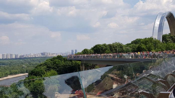 «Мост Кличко»: во время замены разбитого стекла треснула еще одна пленка, фото — Ракурс